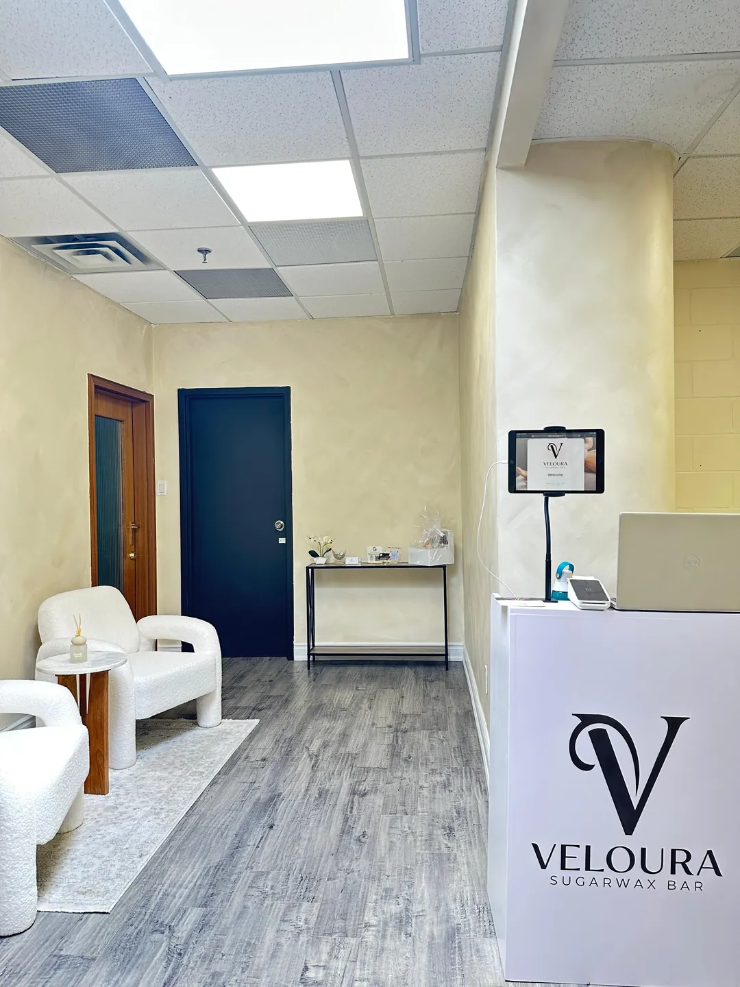 Veloura SugarWax Bar reception and waiting area in Vaughan, Ontario — sugaring, waxing, threading and brow tinting studio